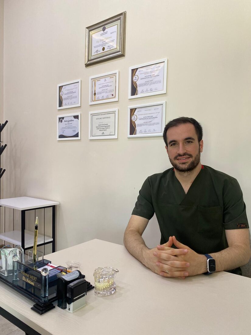 Dt. Mehmet MERT, kliniğinde